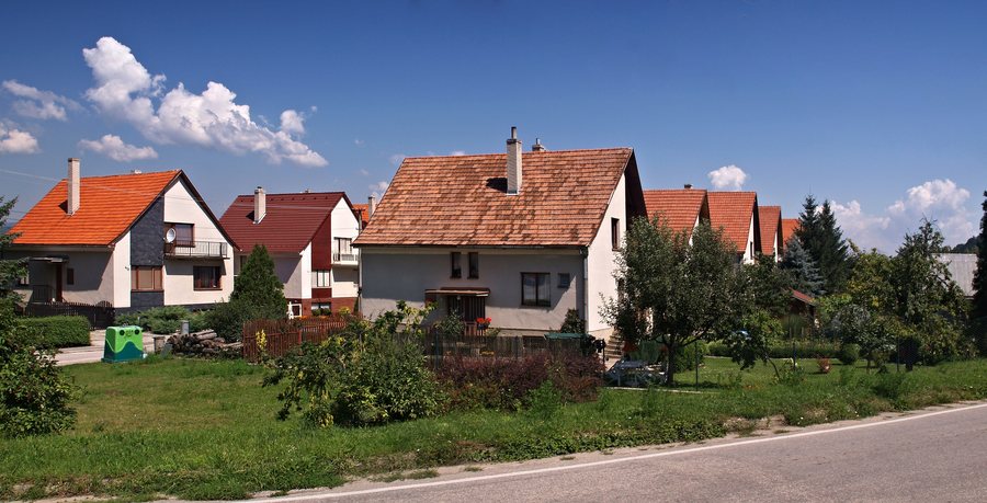File:Beckov - Maisons du village.jpg