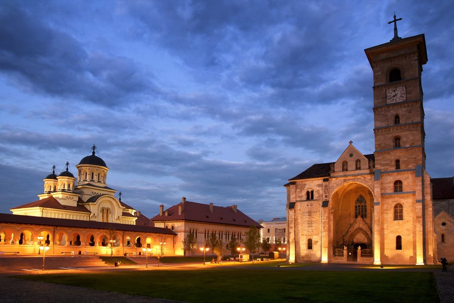 File:Alba Iulia - Catedrala Incoronarii si Catedrala Sfantul Mihail.jpg