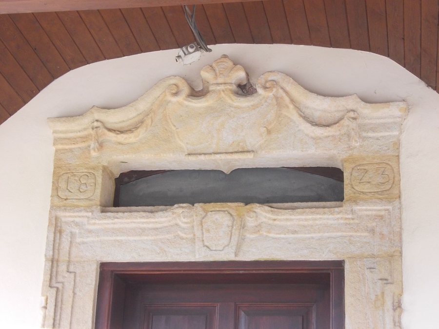 File:Nova Paka Kumbursky ujezd usedlost 24 portal.jpg