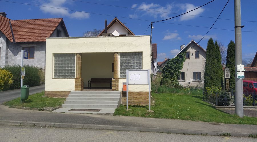 File:Rataje (BN), autobusová zastávka.jpg
