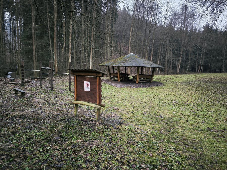 File:Heroltice - přístřešek pod Malou Dřínovou, 2023-12, obr01.jpg