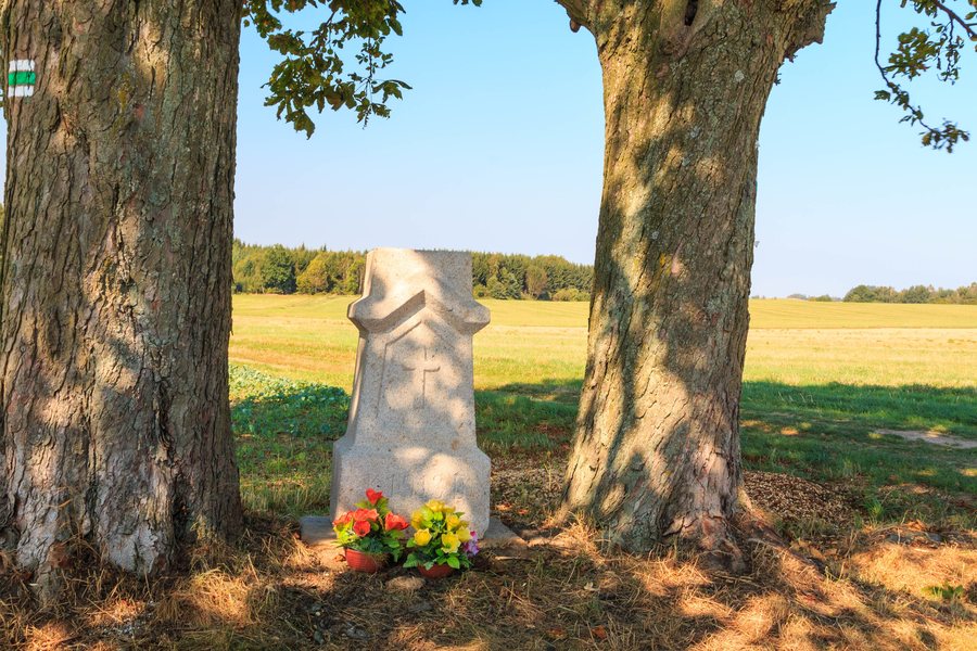 File:Holušice u Kaliště - podstavec po kříži.jpg