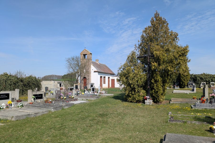 File:Pšovlky 2026-04-18 Hřbitov.jpg