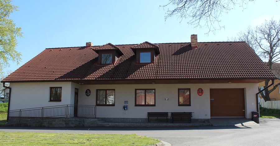 File:Rozseč - obecní úřad.jpg
