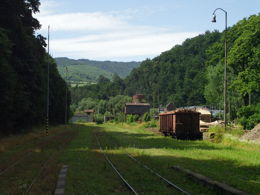 File:Dobsina station track end.JPG