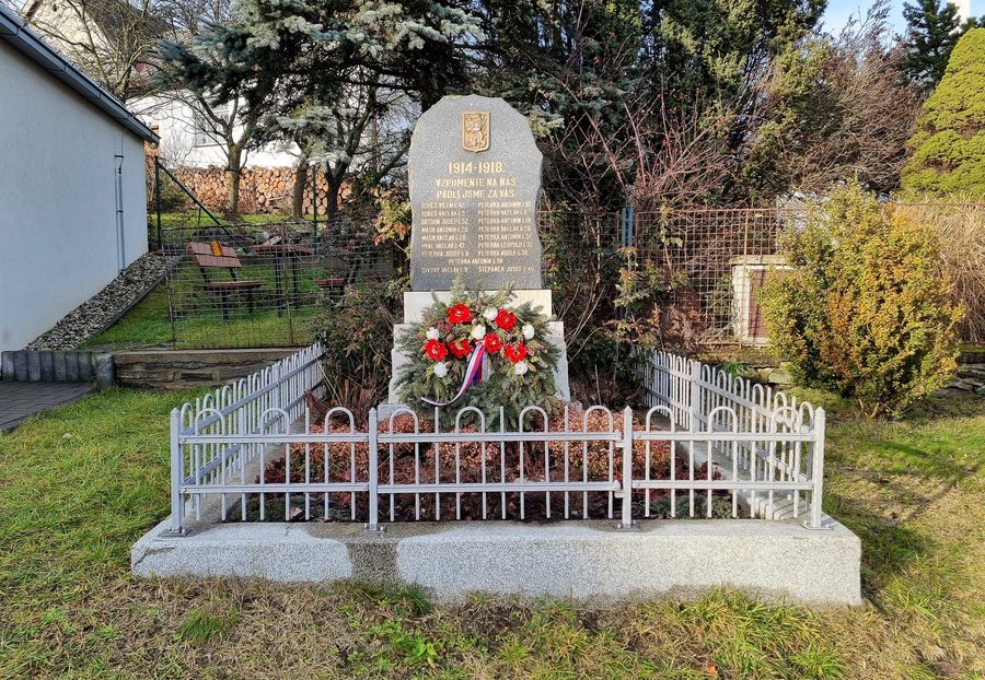 File:Pomník obětem 1. sv. války, Hlásnice (Trpín).jpg