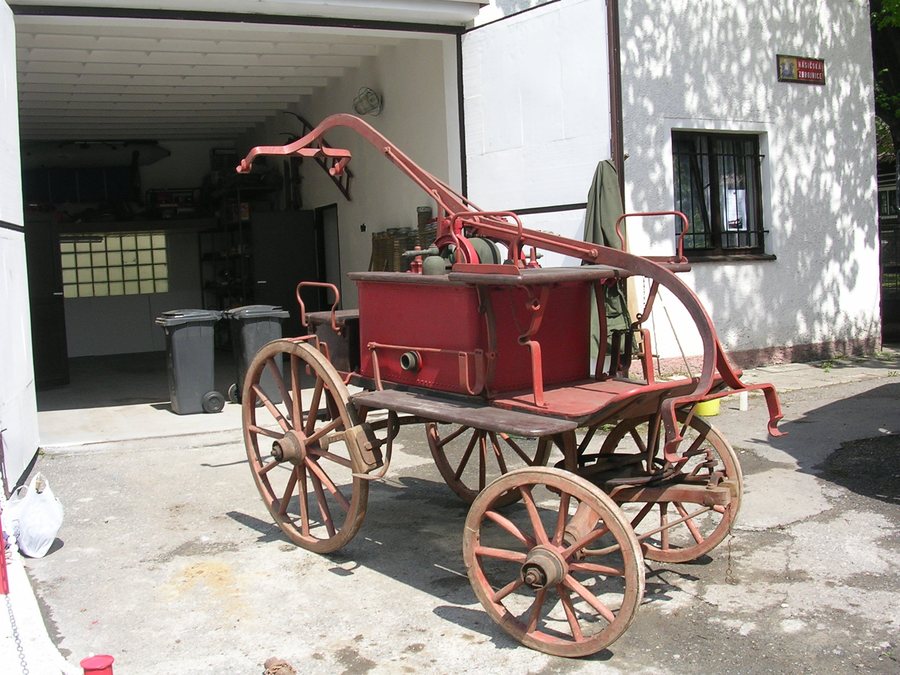 File:Zbečno, stříkačka.jpg