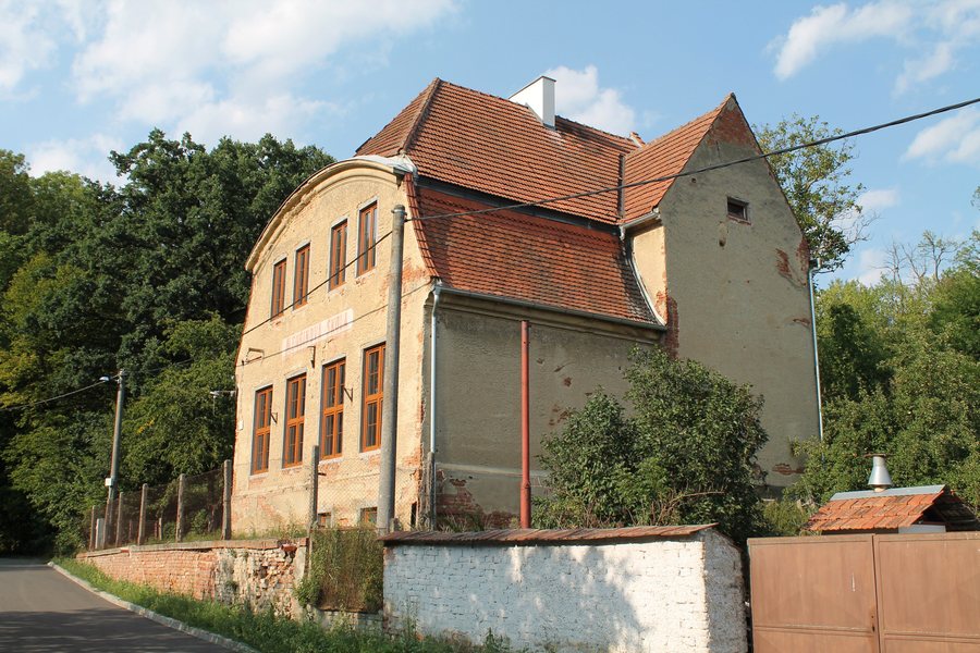 File:Hlubočany, Terešov, bývalá škola (2017-08-26; 01).jpg