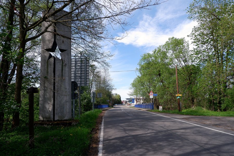 File:Przejście graniczne Gołkowice-Zawada (pomnik z gwiazdą komunistyczną) - Hraniční přechod Gołkowice-Závada (památník s komunistickou hvězdou).jpg