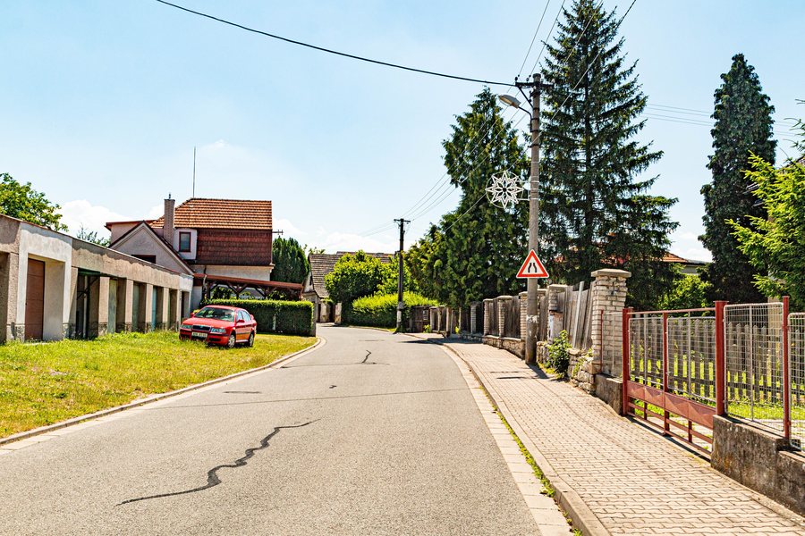 File:Luže - ulice Dolská 02.jpg