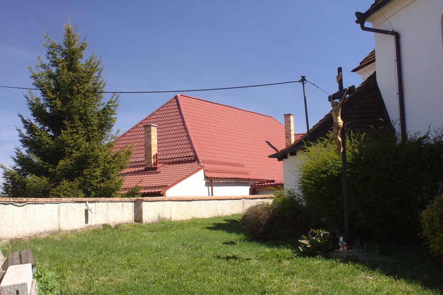 File:Pohnání, areál kostela.jpg