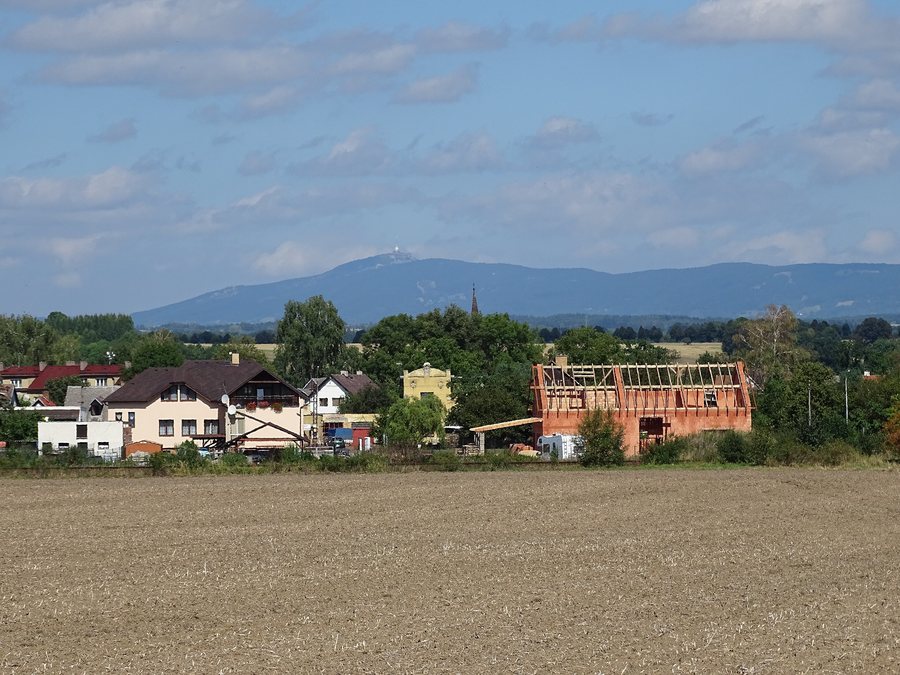 File:Březina (MB) a Ještěd.jpg