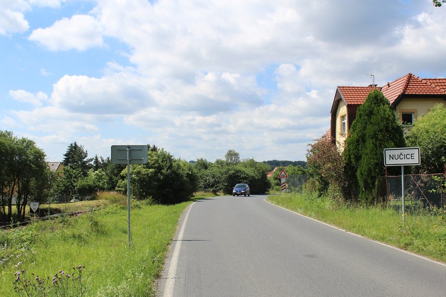 File:028 Krahulov Nučice trať a začátek obce J.jpg