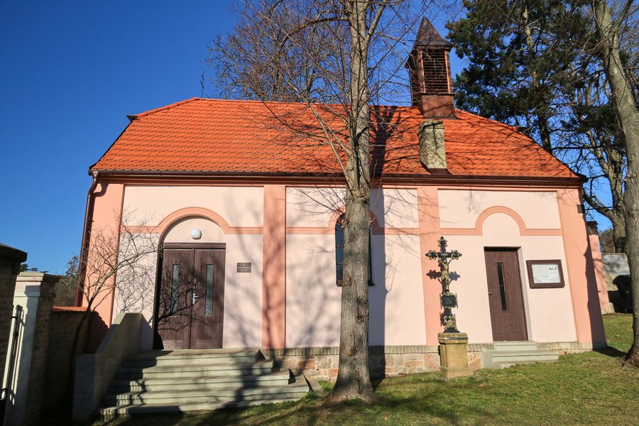 File:Koněprusy, hřbitov, kaple (2).jpg