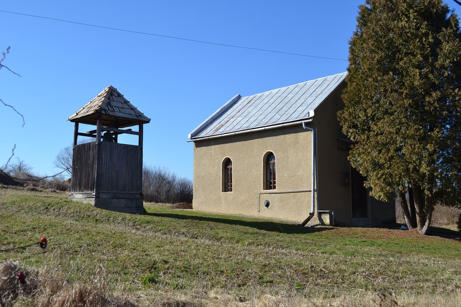 File:Obeckov - Evanjelický kostol a zvonica.jpg