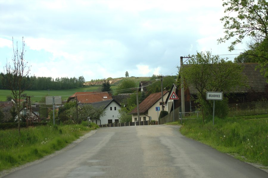 File:Bílkovice, příjezd do obce II.jpg