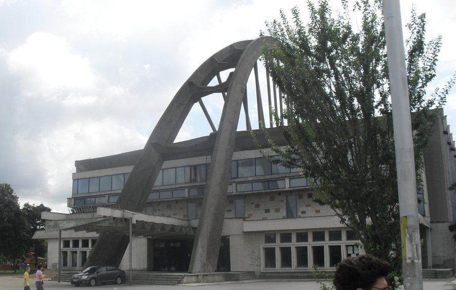 File:Sala sporturilor bacau.JPG