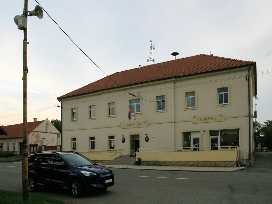File:Šaratice, Náves 83, obecní úřad (9645b).jpg