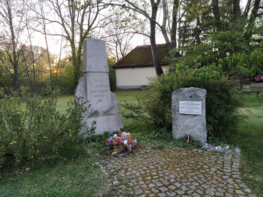 File:Křenice, pomníky.jpg
