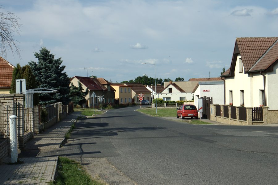 File:Straškov-Vodochody, cesta II.jpg