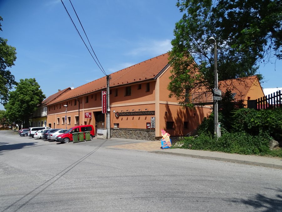 File:Kněževes (PZ), restaurace V Maštali (01).jpg