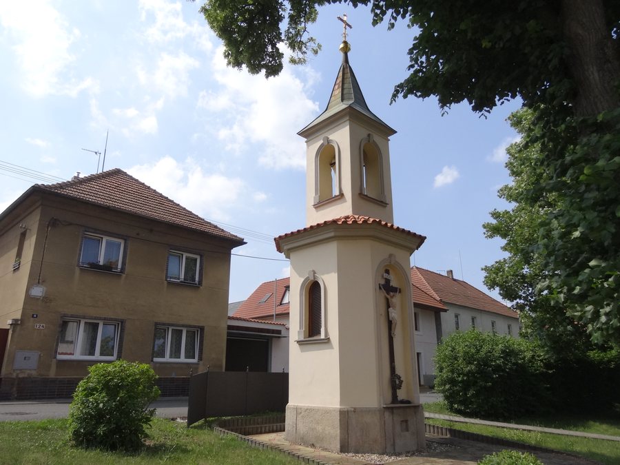File:Jeneč - kaple se zvoničkou (1).jpg