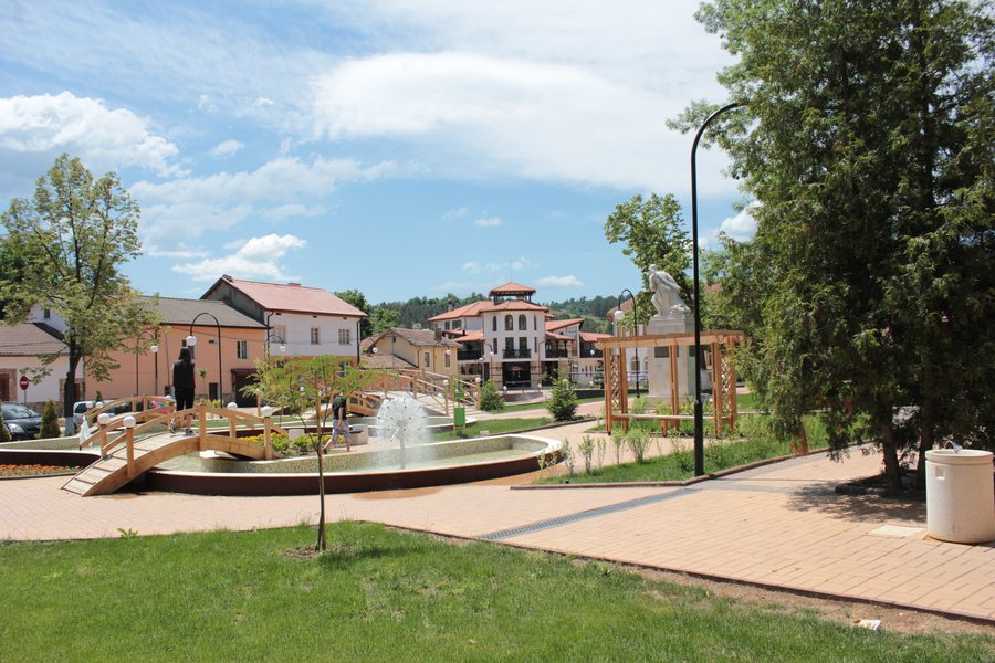 File:Chavdar village center.jpg