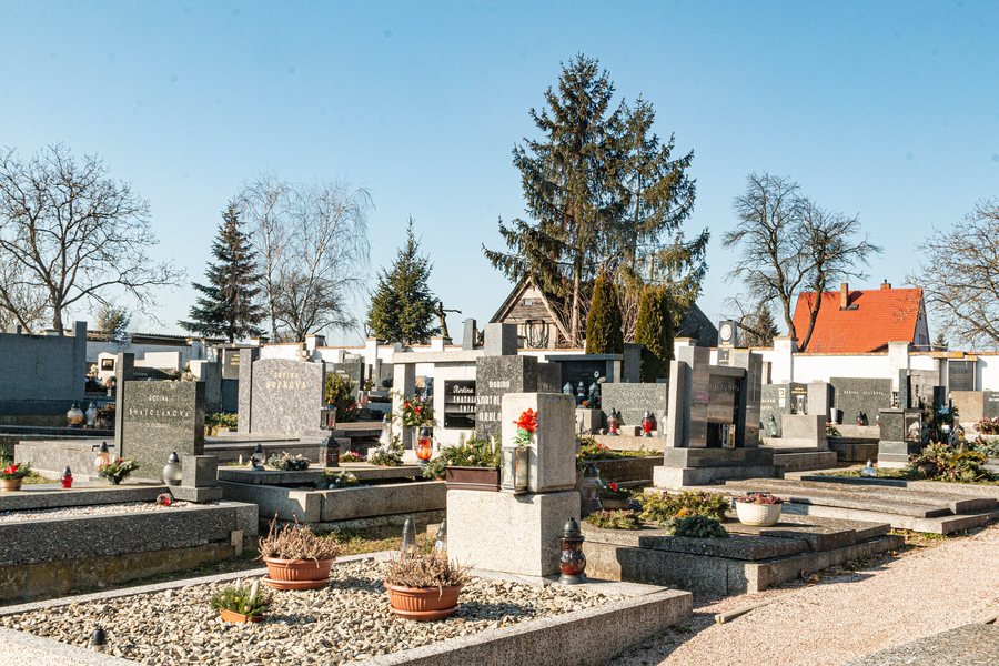 File:Hřbitov Dobřenice 01.jpg