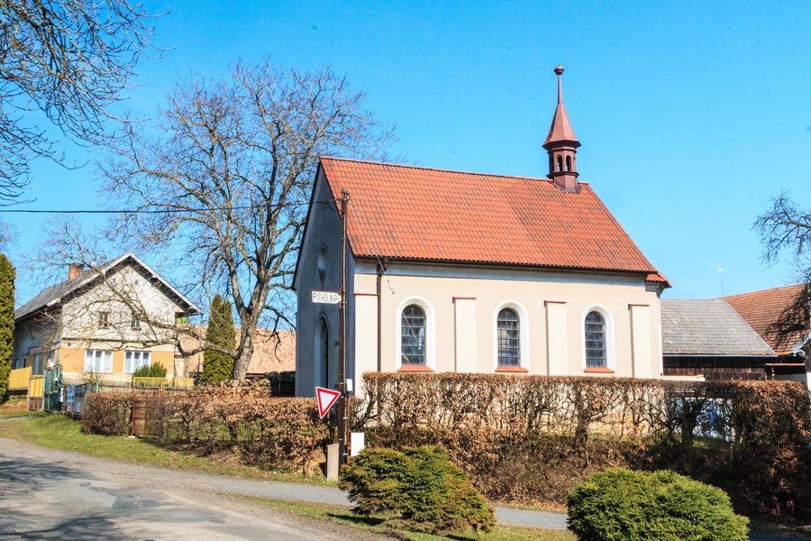File:Zelenecká Lhota kaple.jpg