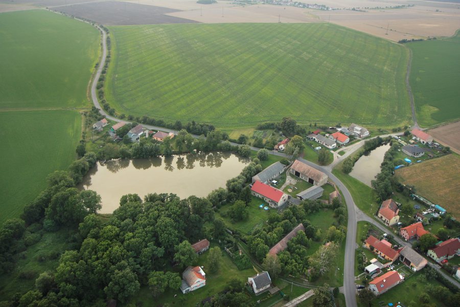 File:Luštěnice, Voděrady, west part.jpg