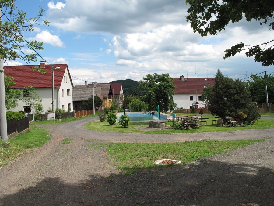 File:Kletečná (Velemín), náves.jpg