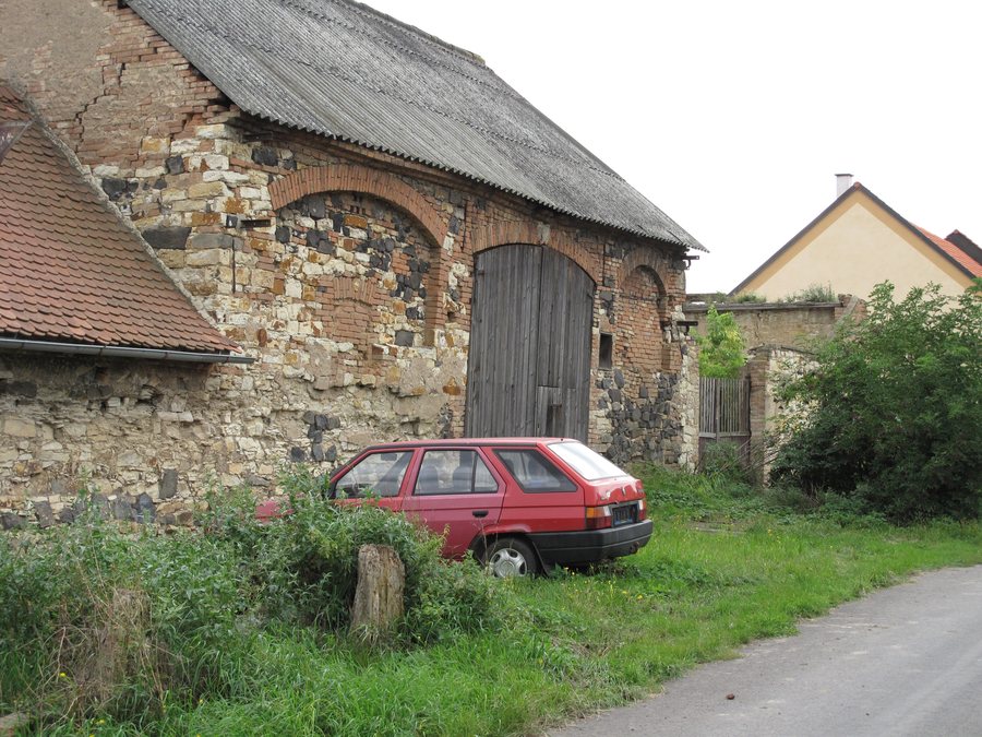 File:Slatina (okres Litoměřice), stodola a auto.JPG