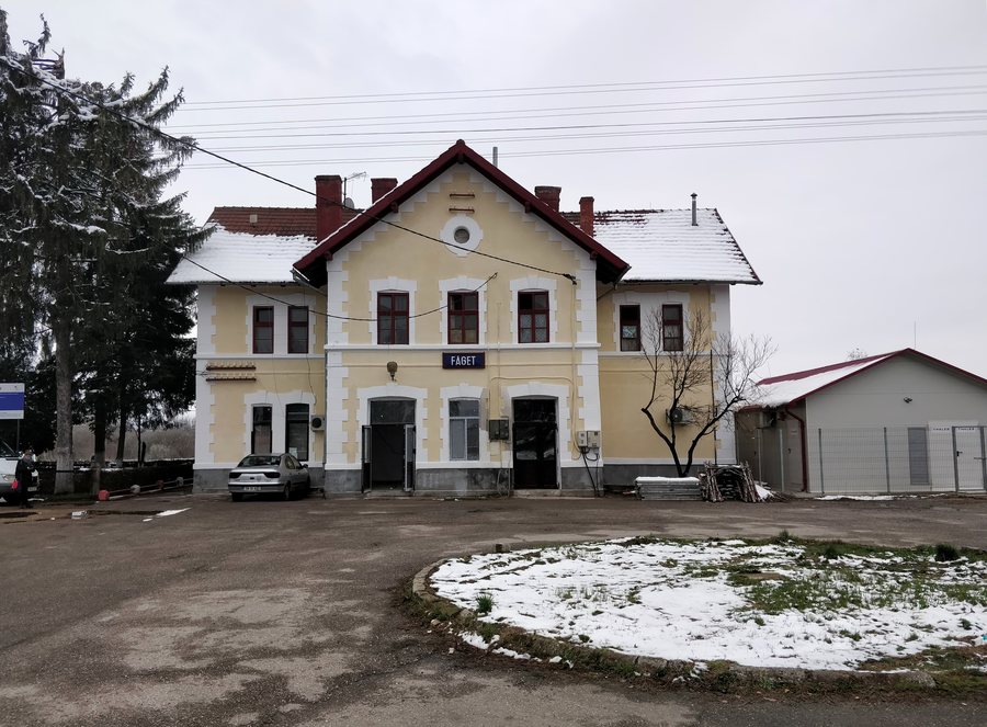 File:Gara Făget (exterior).jpg