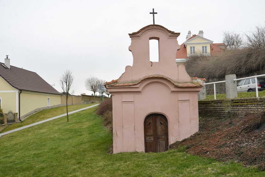 File:Chapel in Studeněves 01.jpg