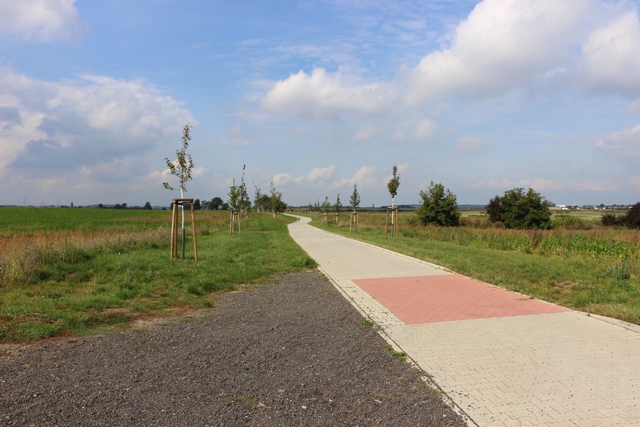 File:Mratín, cyklostezka do Měšic 2021 01.jpg