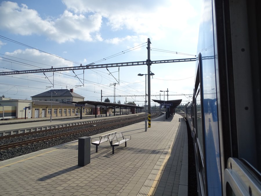 File:Poříčany, nádraží, nástupiště (01).jpg