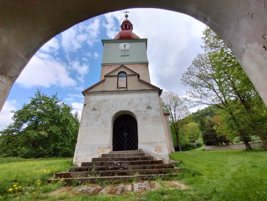 File:Horní Vernéřovice (Ober Wernersdorf, obec Jívka) - kostel sv. Maří Magdalény (stav květen 2025) (1).jpg