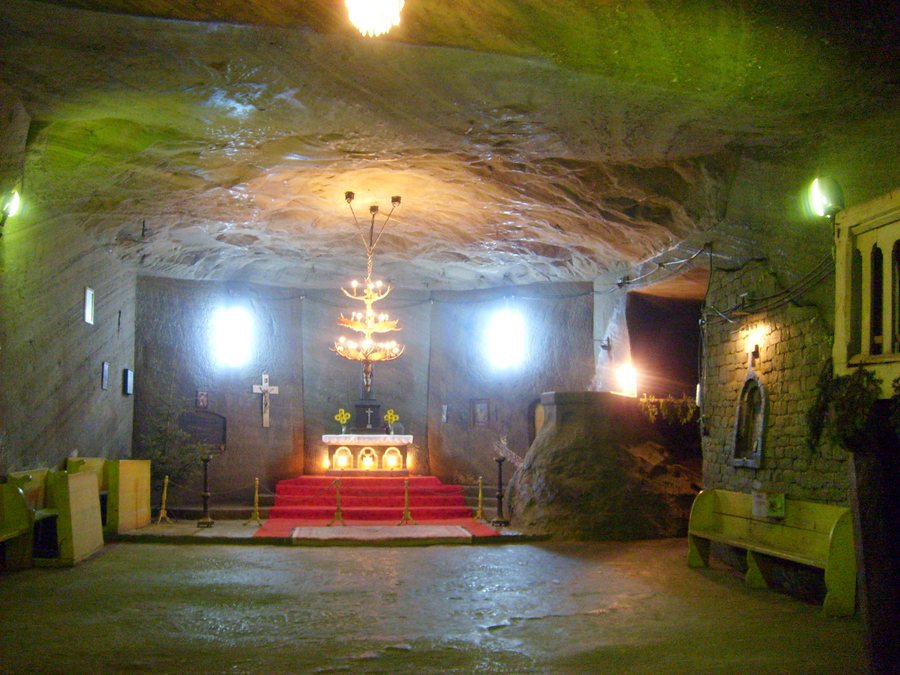 File:Cacica salt mine chapel01.jpg