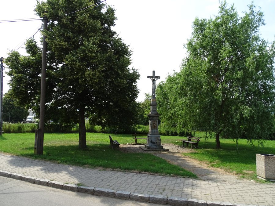 File:Tečovice, kříž na dolním konci (01).jpg