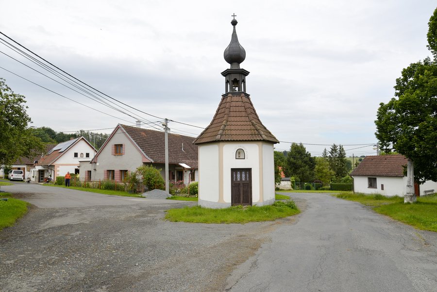 File:Chapel in Maňovice 01.jpg