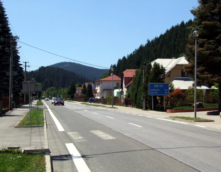 File:Makov (okres Čadca) - hlavná cesta.JPG