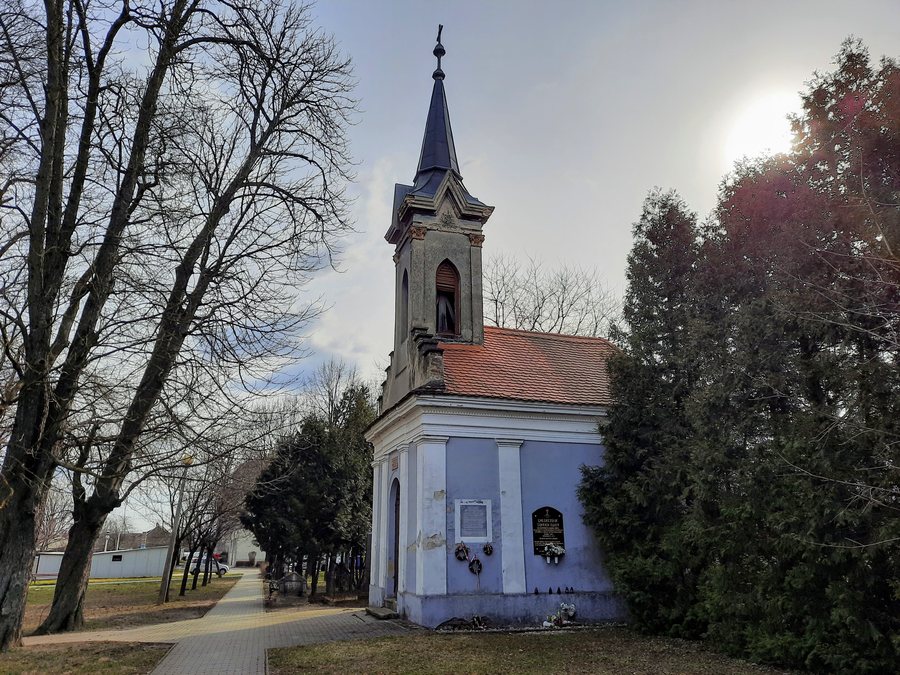 File:Sásd, Feltámadt Krisztus-temetőkápolna.jpg