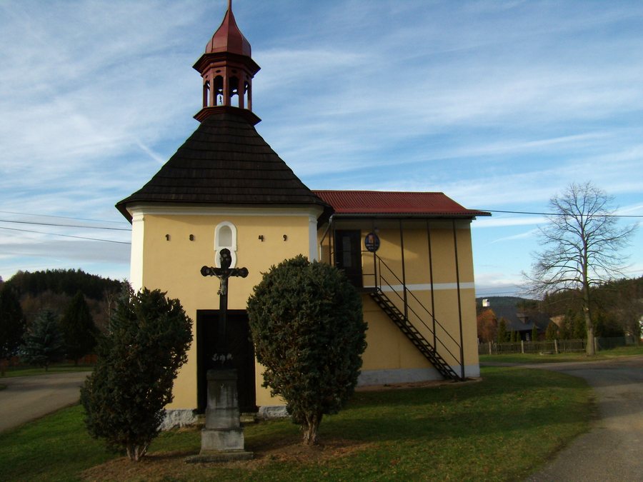 File:Plískov - kombinace kaple a obecního úřadu.JPG