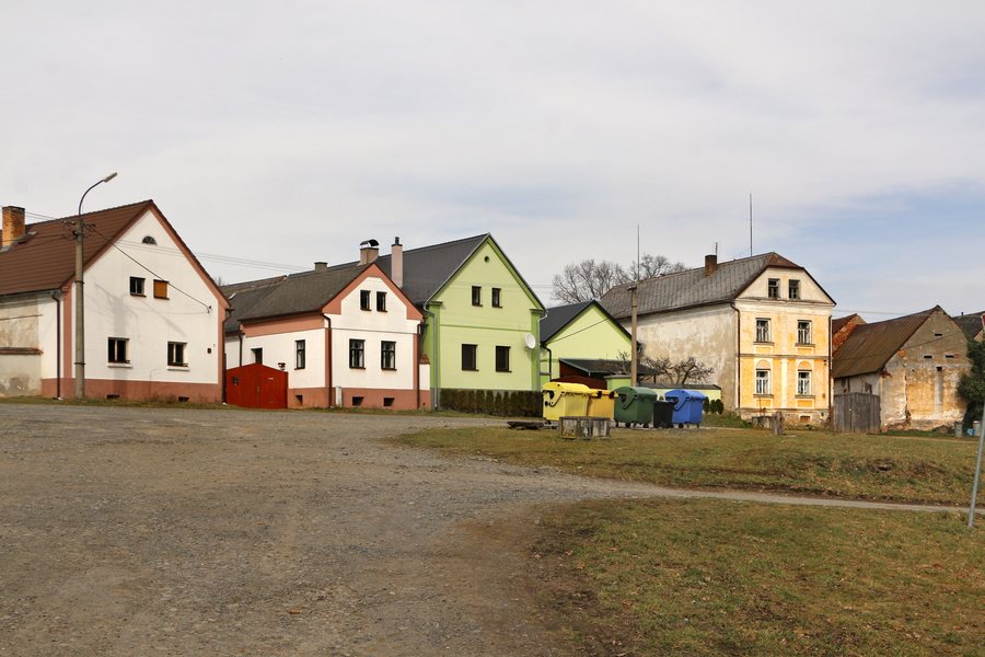 File:Úněšov, Hvožďany, common.jpg
