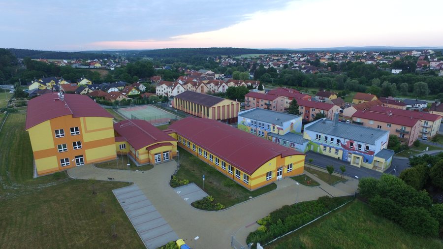 File:ZŠ s MŠ Tlučná.jpg