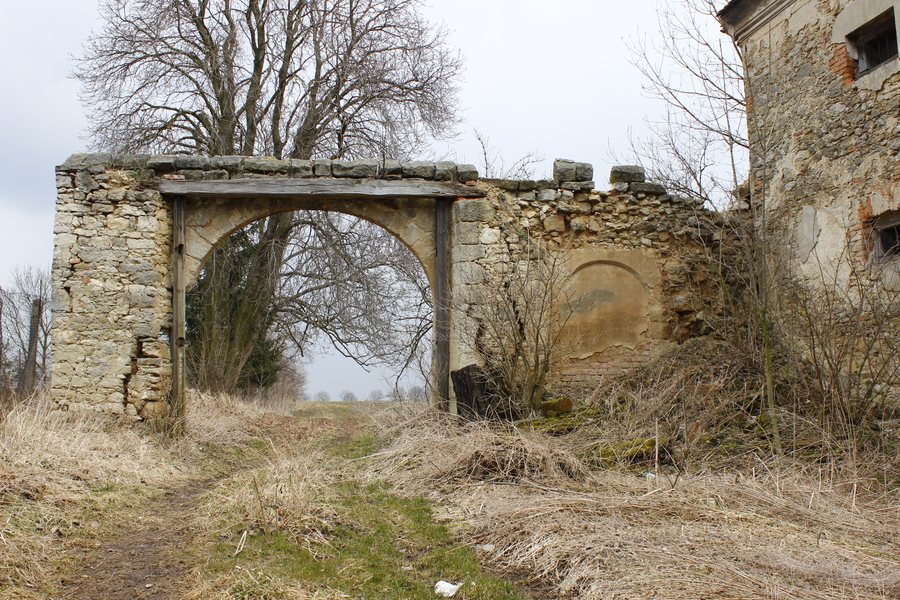 File:Krásná Ves, brána.jpg