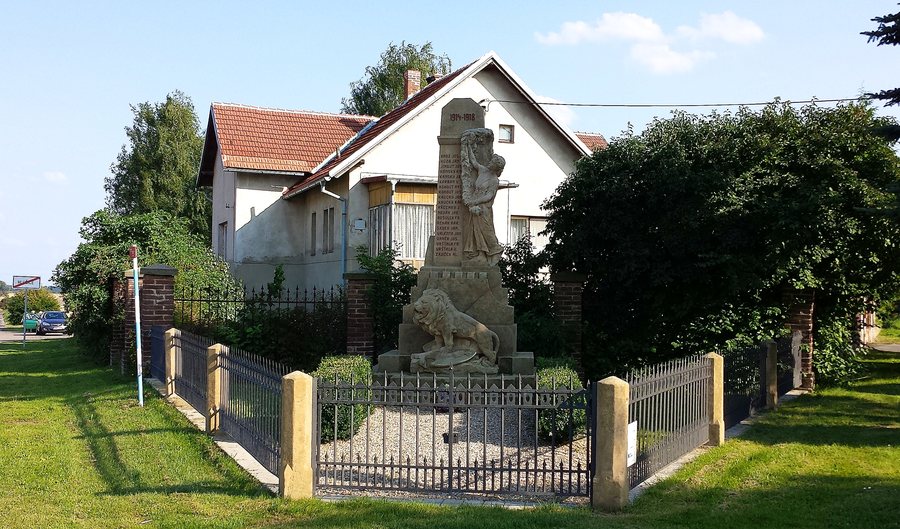 File:Pomník padlým vojínům, Hlušice.jpg