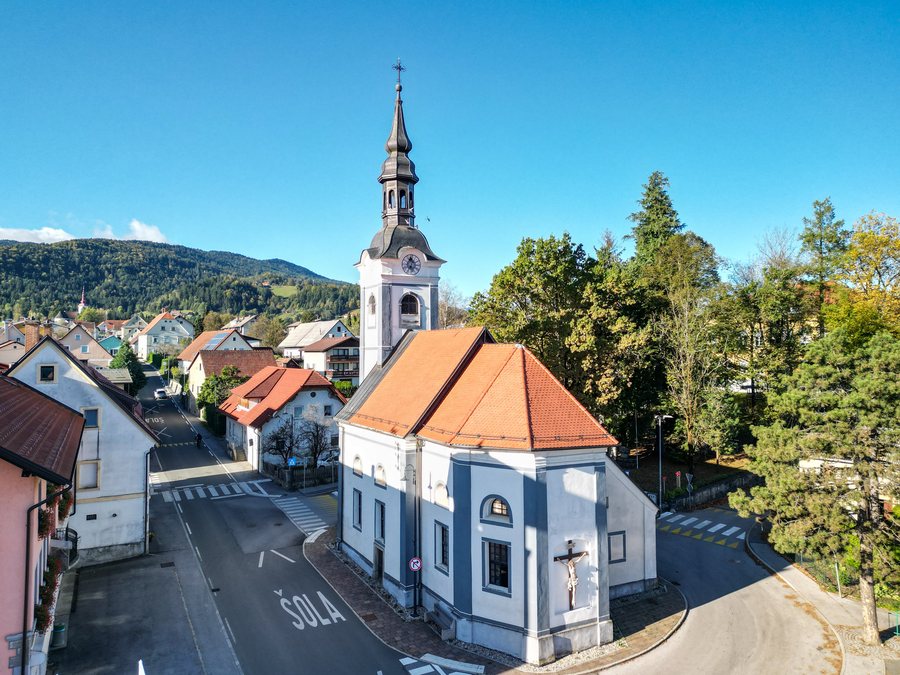 File:Cerkev sv. Križa, Lovrenc na Pohorju.jpg