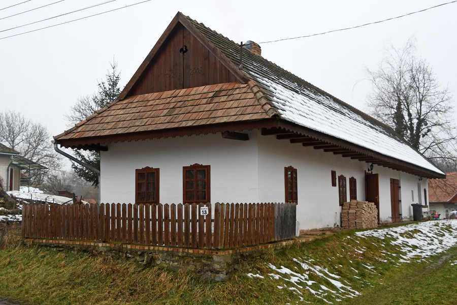 File:Terény, Bercsényi utcai népi lakóházak 2021 01.jpg