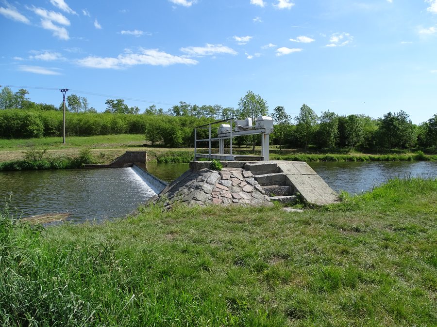 File:Žiželice, Cidlina.jez.jpg